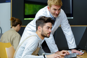 Obraz premium portrait of a teacher explaining student something