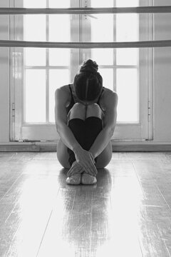 Serie de Ballet en Blanco y Negro en entrenamiento de mujeres bailarinas de ballet, con cansancio y tristeza con una ventana de fondo   