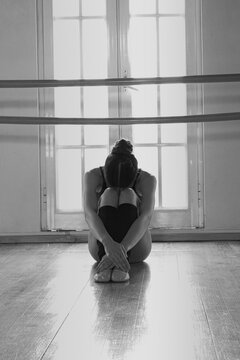 Serie de Ballet en Blanco y Negro en entrenamiento de mujeres bailarinas de ballet, con cansancio y tristeza con una ventana de fondo   