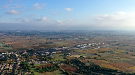 Fototapeta premium survol des vignes dans le sud de la France