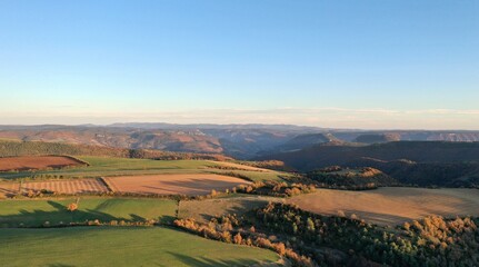 Naklejka premium plateau du Larzac, viaduc de Millau et causses de Lozère et de l'Aveyron soleil couchant