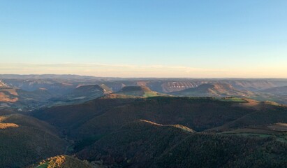 Fototapeta premium plateau du Larzac, viaduc de Millau et causses de Lozère et de l'Aveyron soleil couchant