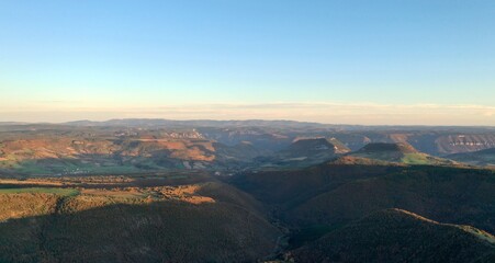 plateau du Larzac, viaduc de Millau et causses de Lozère et de l'Aveyron soleil couchant