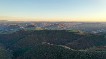 plateau du Larzac, viaduc de Millau et causses de Lozère et de l'Aveyron soleil couchant