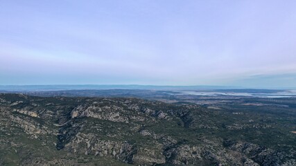 Survol des corbi&egrave;res maritimes et des vignes