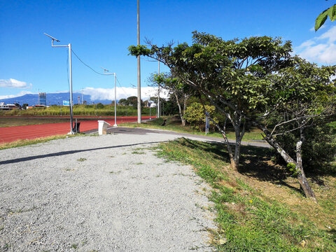 Pista de atletismo en Hatillo, Costa Rica con nubes de fondo