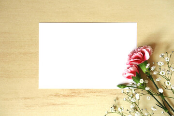 カーネーションとカスミソウの花束とカード 7