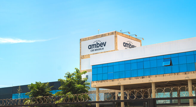Ambev. Bebidas, Cerveja, Refrigerante. Fotografia da fachada do pr&eacute;dio da Ambev CDD Bras&iacute;lia.
