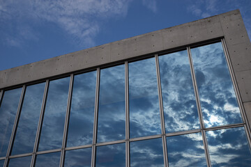 青空とビルの窓の反射