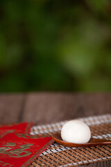 Dumplings and red packets in the spoon