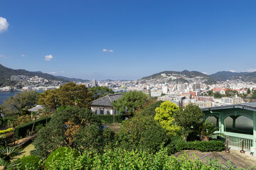 Obraz premium グラバー園から見た晴天の長崎市街地眺望
