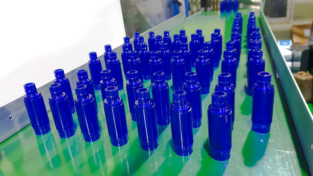 Cosmetic plastic product  From the plastic factory production department.