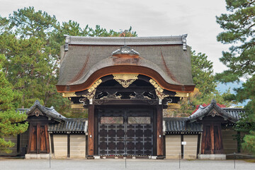 Naklejka premium Kenshunmon gate of the old Imperial Palace in Kyoto, Japan