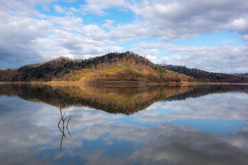 沼田町 秋のホロピリ湖の風景