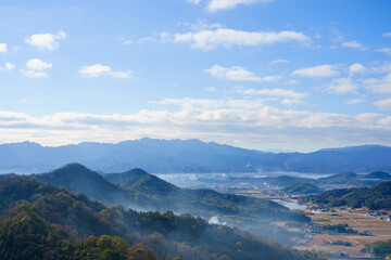 Fototapeta na wymiar 冬の朝　香川県さぬき市の南部の風景　遠方に讃岐山脈