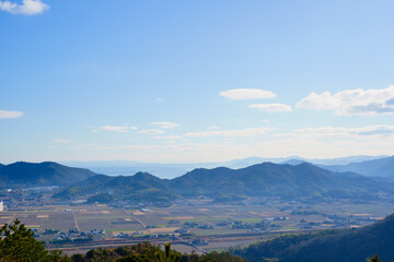 香川県さぬき市の東部の風景　遠方に瀬戸内海