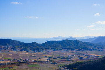 香川県さぬき市の東部の風景　遠方に瀬戸内海