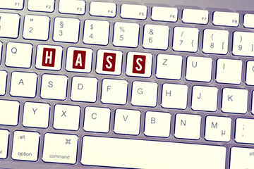 Eine Tastatur und das Wort Hass