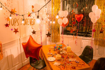 Set de fiesta de cumpleaños nocturna a color con globos, pastelillos, palomitas, dulces y mucha...