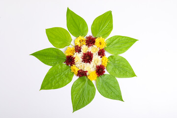 Naklejka premium Orange and yellow Marigold Flower and green leaf garland decoration for indian festival
