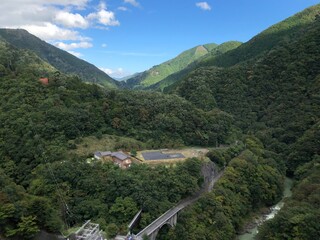 山間の景色