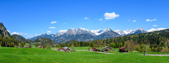 Fototapeta na wymiar Verschneite Allgäuer Alpen im Mai