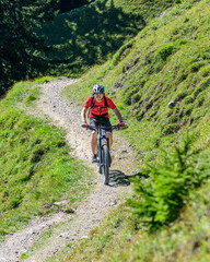 Fototapeta premium Mountainbike-Tour in den Alpen