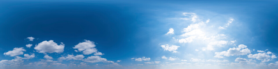 Fototapeta na wymiar Nahtloses Panorama mit blau-weißem Himmel 360-Grad-Ansicht mit schönen Cumulus-Wolken zur Verwendung in 3D-Grafiken als Himmelskuppel oder zur Nachbearbeitung von Drohnenaufnahmen