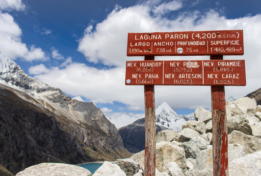 Cartel laguna Par&oacute;n desde su mirador en Huaraz, Ancash - Per&uacute;.