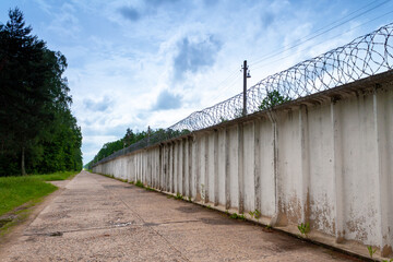 Fototapeta na wymiar Wall and barbed wire,restricted area