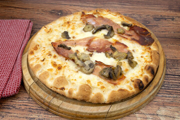 pizza au jambon sec et champignons