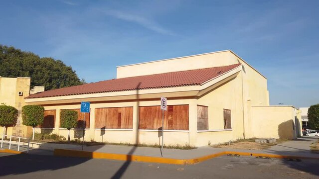 edificio cerrado 