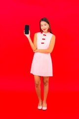 Naklejka premium Portrait beautiful young asian woman use smart mobile phone