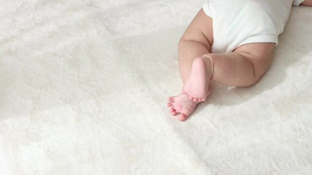 夏服を着た赤ちゃんの足(0歳、生後6か月、女の子、日本人)