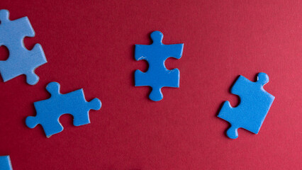 Obraz premium scattered puzzle pieces on colored background