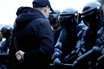 A protester attacks a soldier of the National Guard with a knife