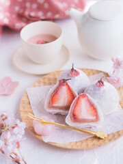 和菓子 桜餡のイチゴ大福
 