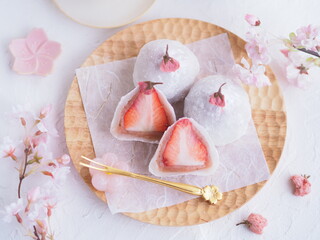 和菓子 桜餡のイチゴ大福