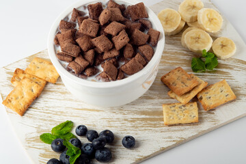 quick milk breakfast with berries and cookies
