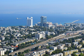 Obraz premium view of the districts lower town Haifa, in the background, the Rambam hospital building and the Gulf of Haifa, Israel