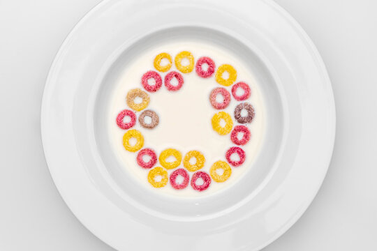Buntes Essen, Milch im Teller mit M&uuml;sli