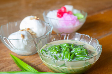 Obraz na płótnie Canvas Thai dessert made from rice noodles that eaten with coconut milk and Syrup , call Lod-Chong with blur backgroun of ice cream