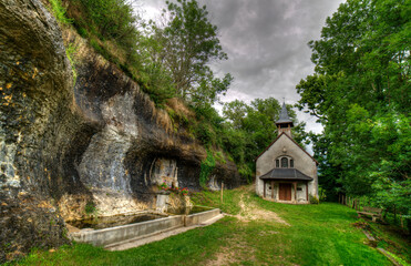 Chapelle et fontaine de l'Adoue à Vieu, France