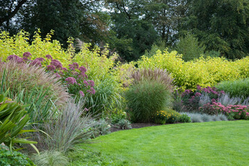 Obraz premium Lawn in English blooming garden