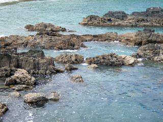 Paisaje de mar, rocas, playas y acantilados del norte de España.