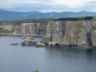 Paisaje de mar, rocas, playas y acantilados del norte de España.