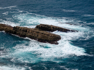 Paisaje de mar, rocas, playas y acantilados del norte de España.