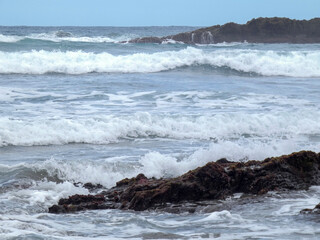 Paisaje de mar, rocas, playas y acantilados del norte de España.
