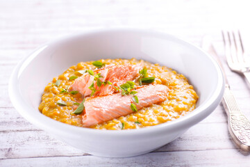 Linsenrisotto mit Lachs und frischen Kräutern