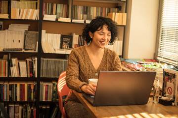 woman in library using laptop. 